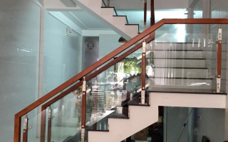 Cầu thang kính tay vịn gỗ thi công tại Hưng Yên